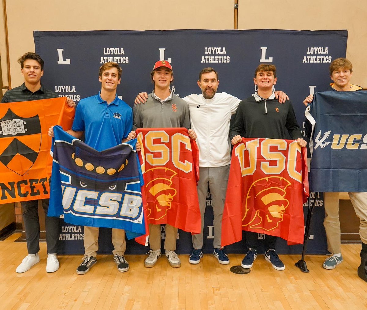 LoyolaAthletics's tweet photo. 𝙇𝙤𝙮𝙤𝙡𝙖 𝙎𝙞𝙜𝙣𝙞𝙣𝙜 𝘿𝙖𝙮 • Volleyball

• Dillon Klein (USC)
• Ryan Vena (Princeton)
• Ryan Sprague (USC)
• Owen Loncar (UC Santa Barbara)
• Michael Robertson (UC San Diego) https://t.co/itbNjgicTS