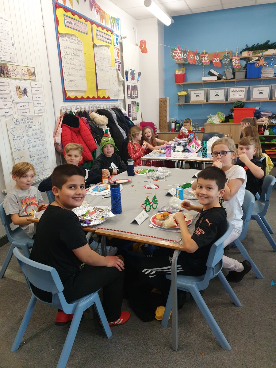 EastfieldPSHull's tweet photo. 4BW loved their Christmas party #EPS #4BW #partytime https://t.co/azfNtOtHK5