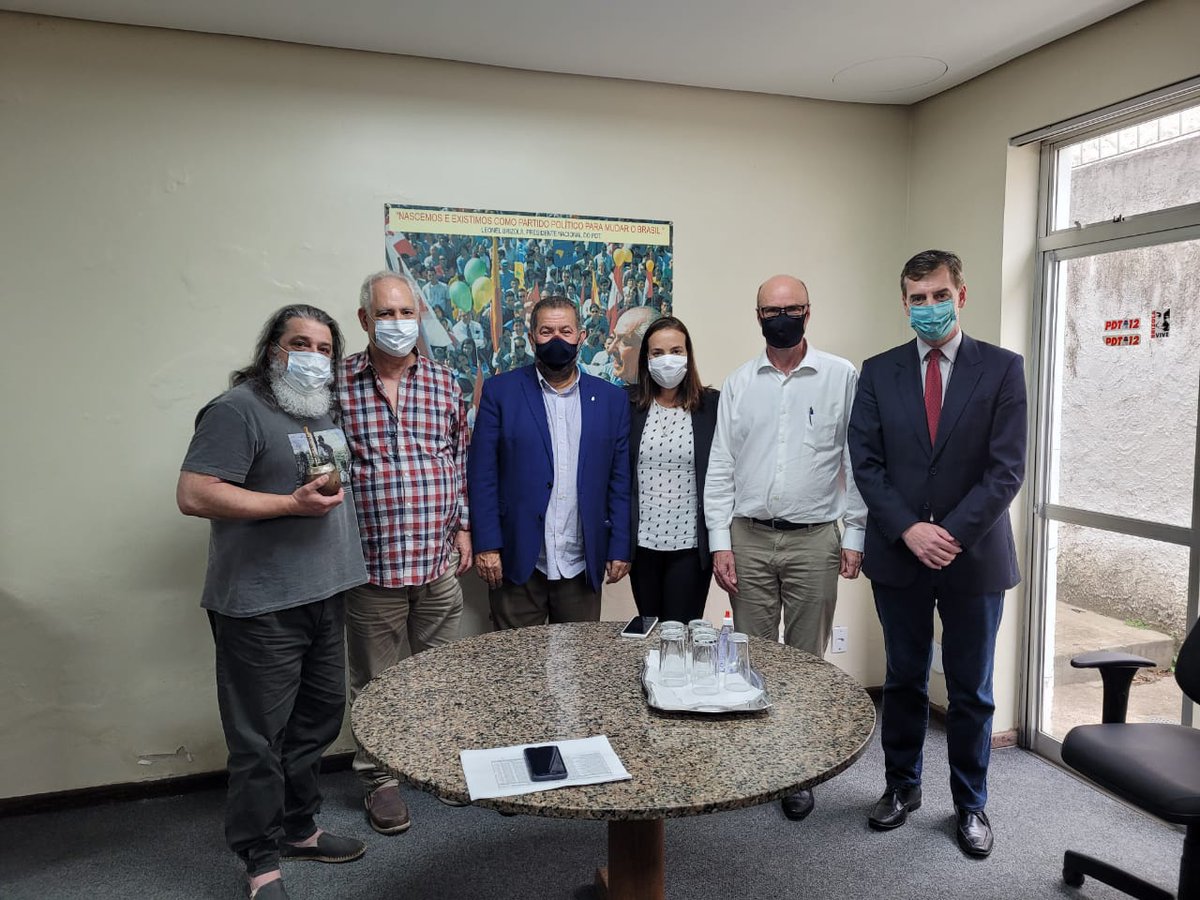 Agora em Porto Alegre, em reunião com a bancada estadual do #PDT. Na foto <a href="/JulianaBrizola/">Juliana Brizola</a>, <a href="/DepLoureiro/">Eduardo Loureiro</a>, Gerson Burman, Luis Marenco e o presidente estadual Ciro Simoni.
