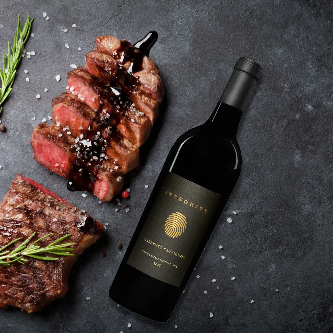 IntegrityWine's tweet photo. Whether friends &amp; family are visiting or you are keeping it small this year, delicious classics like #RoastBeef &amp; #PrimeRib make the festivities special. Pair them with our 2018 Cabernet Sauvignon to round up an elegant #holidaymeal. https://t.co/DPSGVr24b8 #wine #integritywine https://t.co/AQobK0PSZ7
