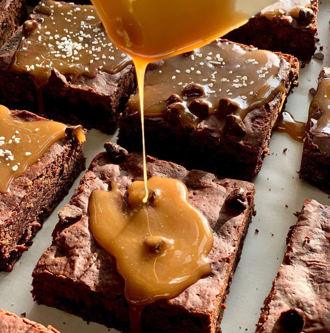 vedgecousa's tweet photo. Treat yourself today with some brownies🥰
These sea salt caramel brownies are from @yellowrosevegan, a vegan bakery and café in Maplewood, NJ. They just celebrated their 1 year anniversary this weekend! Be sure to send them some love🎉
#veganbrownies #veganbakery #veganpastries https://t.co/wyiiJlHAML
