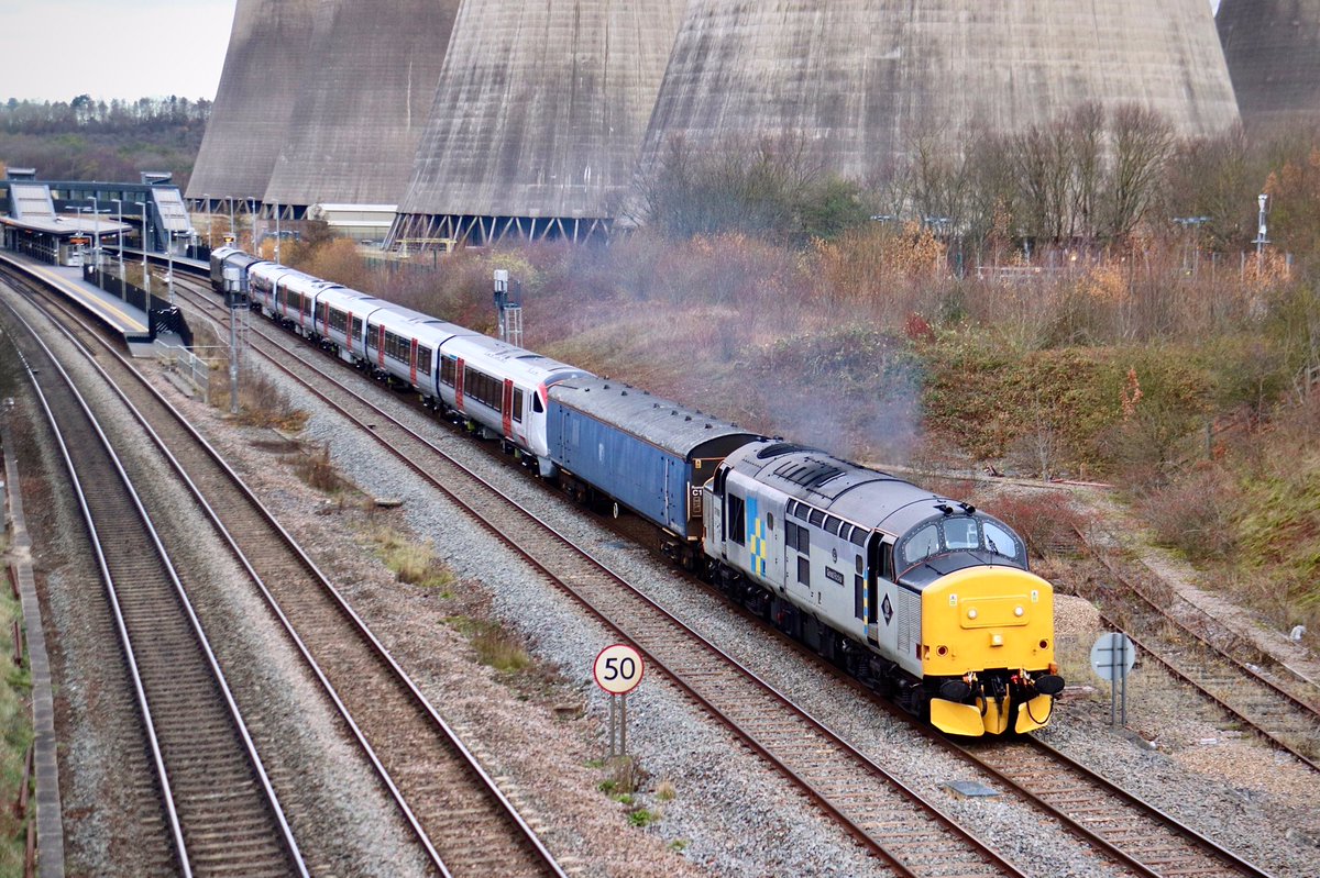 HiPa125's tweet image. Locomotive Services Limited #Class37 37688 ‘Great Rocks’, with Greater Anglia #Class720 720576 in-tow, leads GBRf 5Q90 0951 Derby Litchurch Lane &amp;gt; Wembley InterCity Depot past Ratcliffe Power Station 

#MML 
15/12/21
