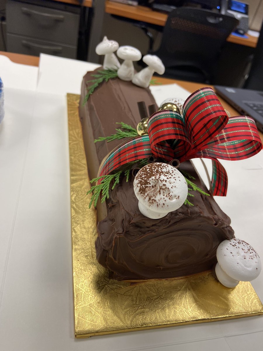 aleclastra's tweet photo. #sleepmed knows how to #celebrate 🥳 love the Holidays- feeling like family at @UChicagoMed ❤️ #sleepcenter and our lovely #research team https://t.co/BlYkJOU7fU