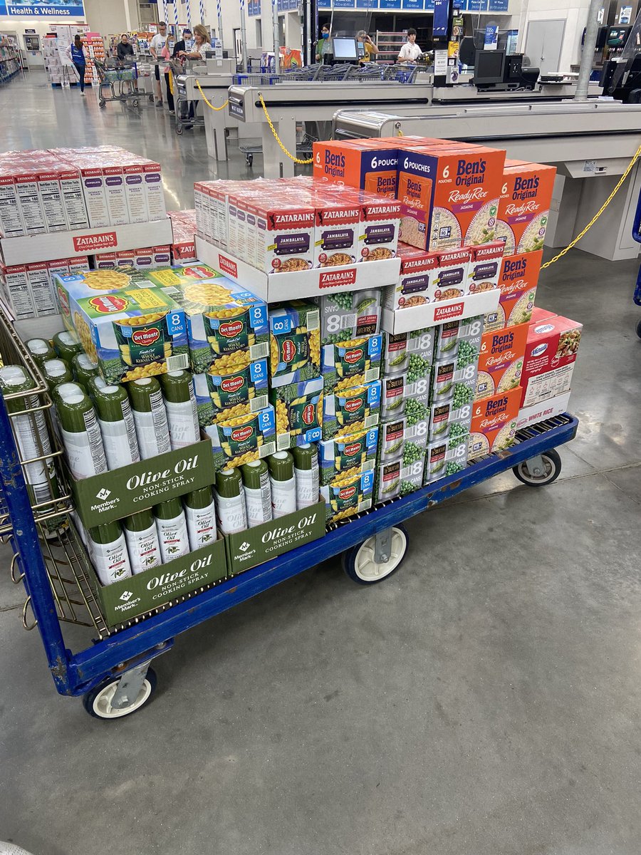 knightknation4L's tweet photo. Knights In Action getting prepared to spread some love to those in need this Christmas.  The spirit of giving and serving others is so awesome !! @KnightsAction4L @MarucciDugout #4L https://t.co/p2YDXGxZhr
