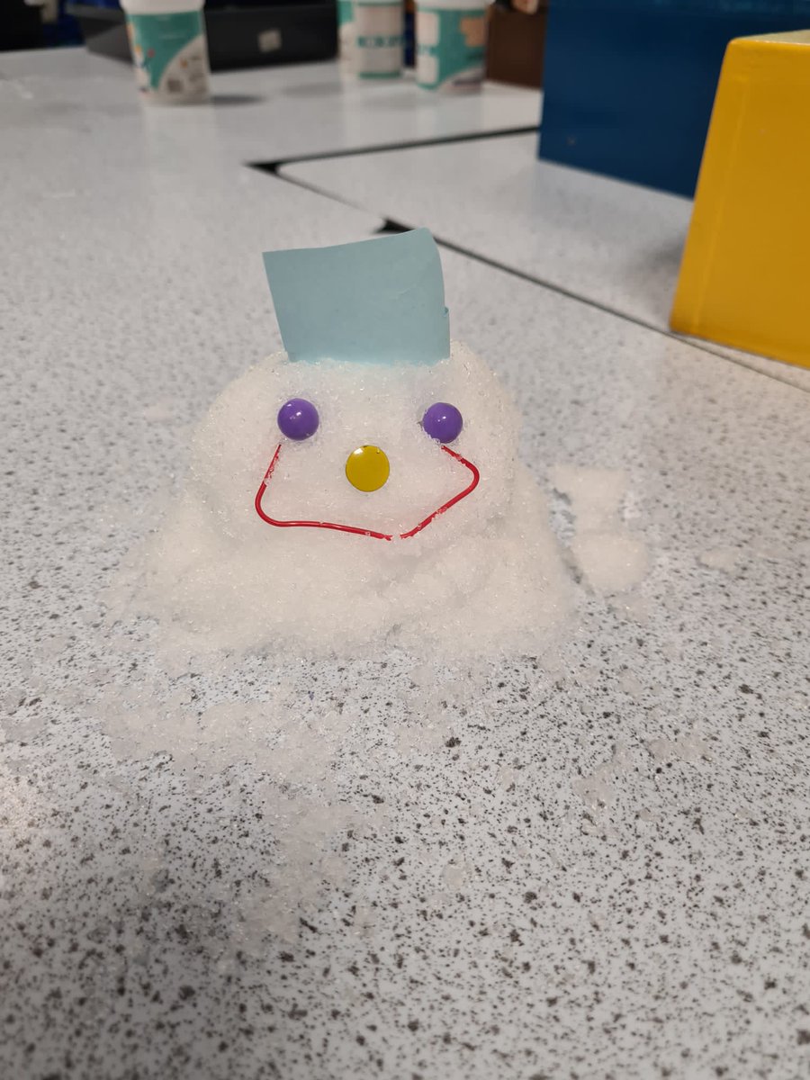 CwlcScience's tweet photo. ⛄with sodium polyacrylate. Christmas fun in Science club https://t.co/hlPfxSgz7f