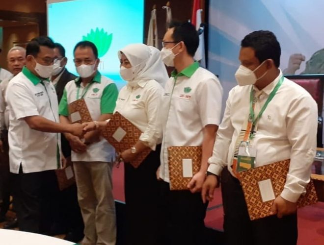 Kepala Staf Kepresidenan Moeldoko, Lantik Diah Dharma Yanti Jabat Ketua DPD LBH HKTI dlvr.it/SFRk5K