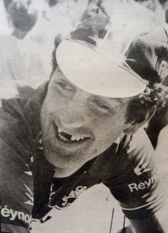 PedalVintage's tweet photo. Volta 85. Jesús Hernández Úbeda viene de romperse los piños, la fotógrafa Pepa Martínez le pide una sonrisa y no se la niega: https://t.co/nqdX2Y7kLa