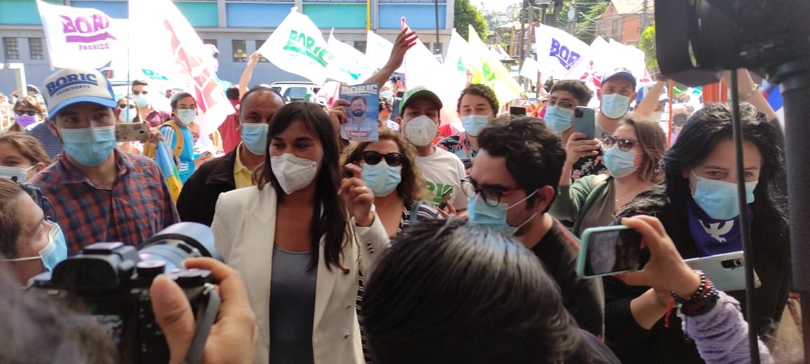 negra_PM's tweet photo. Nuestra QUEEN 👑 @izkia llegó a #PuertoMontt // ✊🏻💜🌳💜🌳 gracias 🙏🏻 a pesar del aforo y restricciones la vemos de lejos tomando todas las medidas sanitarias 🤩💜 emocionante 💜💜💜💜💜💜 https://t.co/Soqx1A9BF0