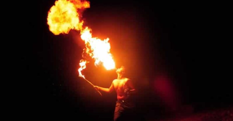 A votre avis, l’affaire de cracher le feu ci est simple ? 🤔

En tout cas, simple ou pas, on va voir avec nos yeux ce week-end avant de vous dire. 🙌

🗓 Du 17 au 19 Décembre 2021
📍 Belavie Ancienne Route
⏰ De 10H à 20H 
☎️ +237 6 60 59 96 72

#VP237 #Edition4 #SpecialCosplay