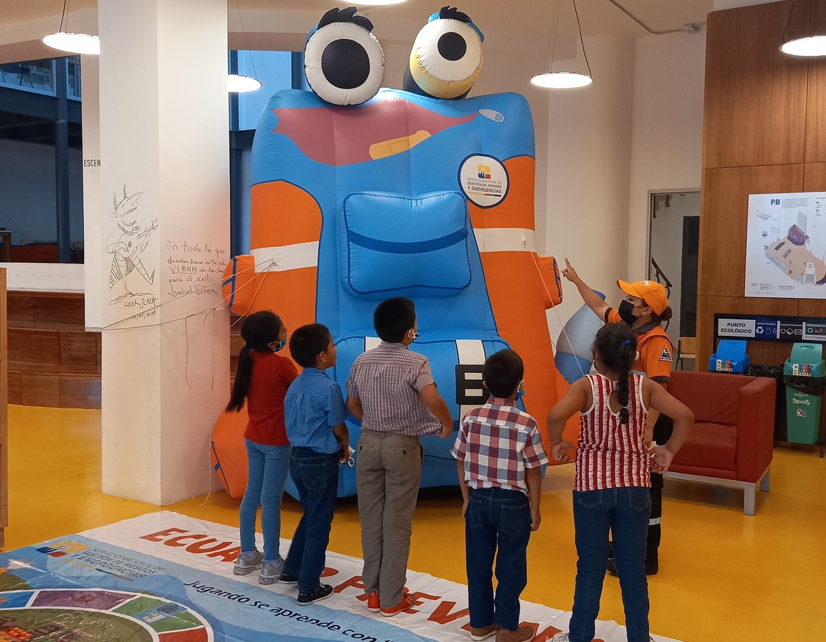 Riesgos_Ec's tweet photo. #Guayas | En la bibioteca #Ría 
de la @uartesec socializamos medidas de autoprotección ante eventos peligrosos como #Sismos por medio de actividades lúdicas para los niños #Guayaquil | #PrevenciónDeRiesgosEc https://t.co/Lumqv664Jp
