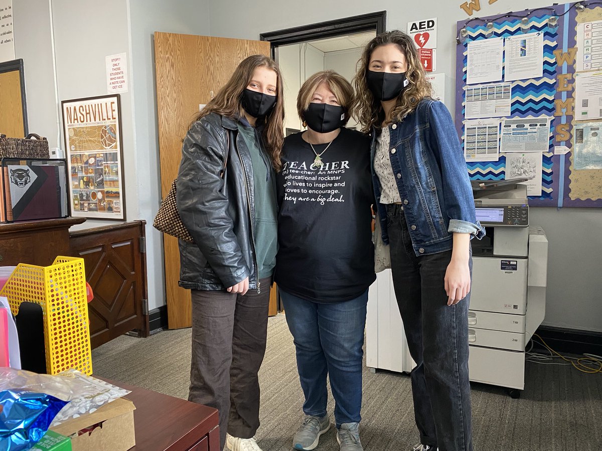 Ktmmom240's tweet photo. So good to see these two former students today! Hard to believe they are seniors! ❤️ these girls!@westendmiddle@erinbeller@jenniferpetrouske https://t.co/7WZm7vj33F