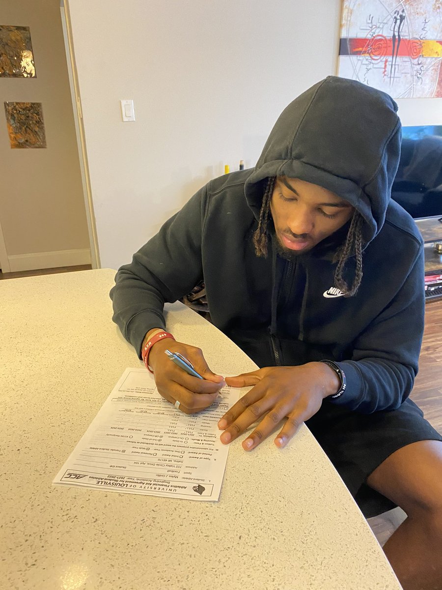 OG3ooda's tweet image. CARD NATION‼️
@CoachSattUofL 
@CoachGasparato
@CoachB_BROWN 
@UofLFootball