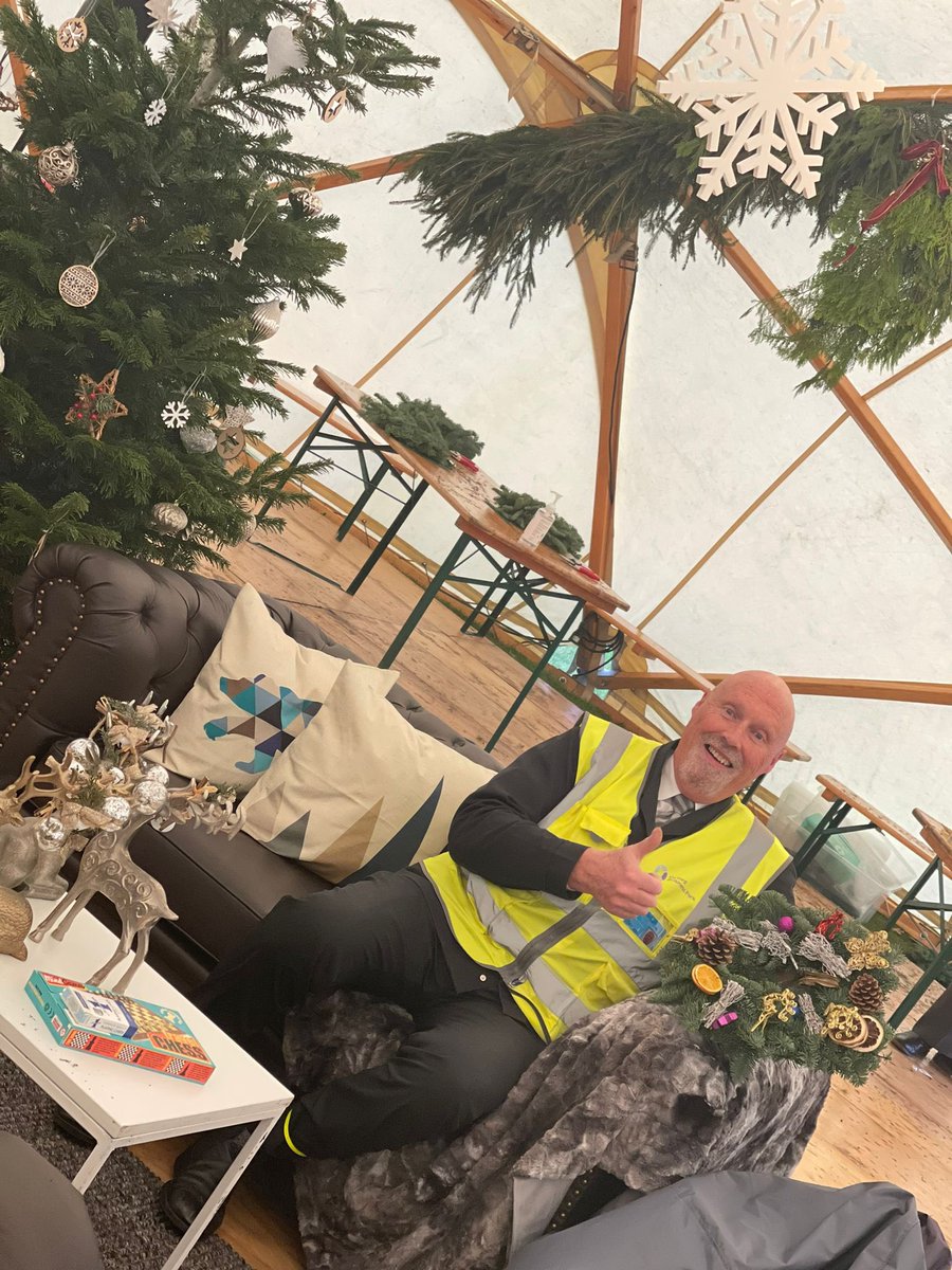oxford_park's tweet photo. Another @oxfordbusinesspark tradition courtesy of @nurturegroup_uk . We held our annual Christmas Wreath Making event today in our stunning #WinterDome. Over 100 were made by our @oxfordbusinesspark customers or collected to take & make at home. #Community #FestiveFun https://t.co/sRYnhTEoPz