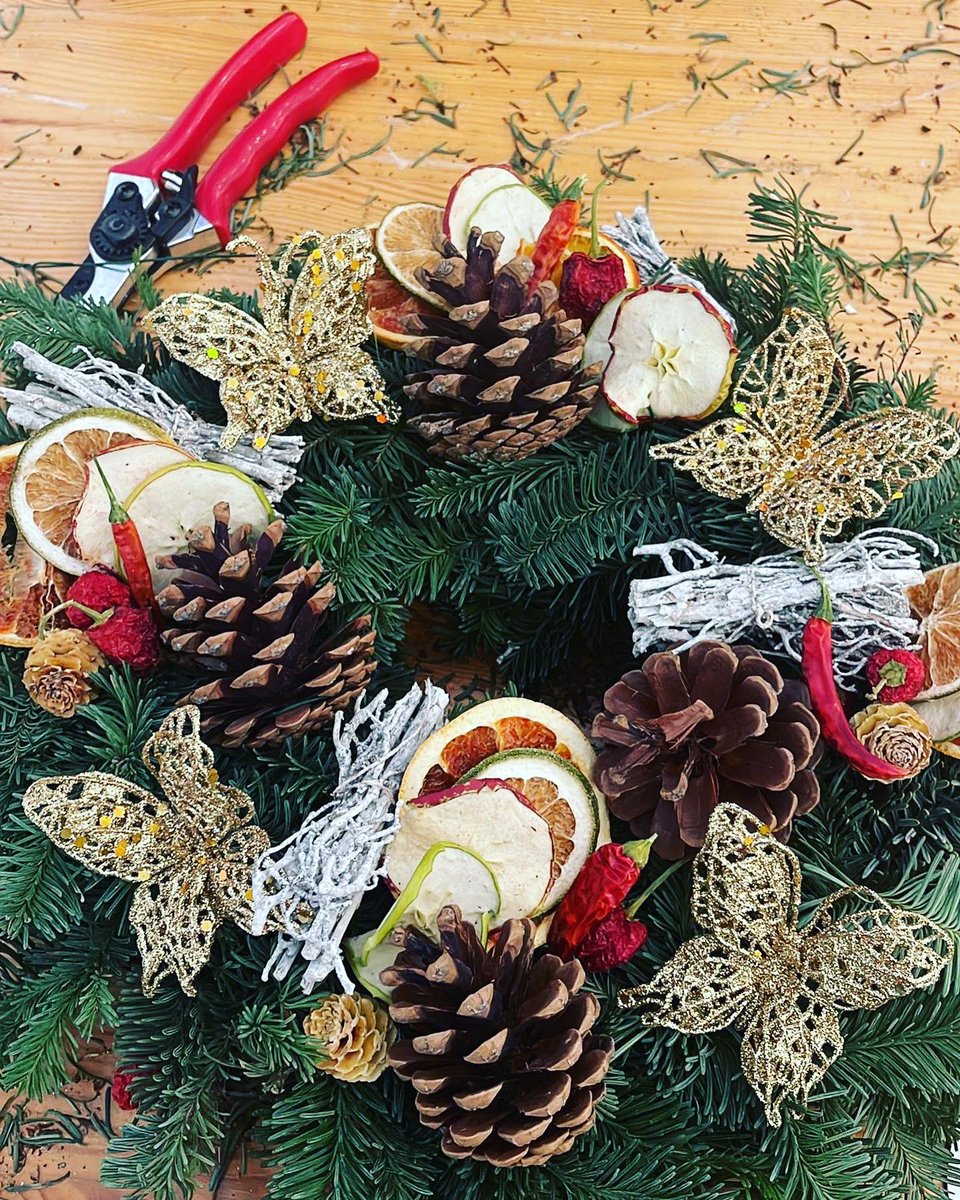 oxford_park's tweet photo. Another @oxfordbusinesspark tradition courtesy of @nurturegroup_uk . We held our annual Christmas Wreath Making event today in our stunning #WinterDome. Over 100 were made by our @oxfordbusinesspark customers or collected to take & make at home. #Community #FestiveFun https://t.co/sRYnhTEoPz