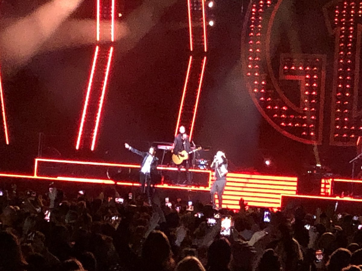 debrussell08's tweet photo. @GaryBarlow Fabulous show in Manchester with surprise appearance @MrPeterAndre. Lots of singing &amp; dancing 💃🏾 🎶 x https://t.co/dQDkZMOVne