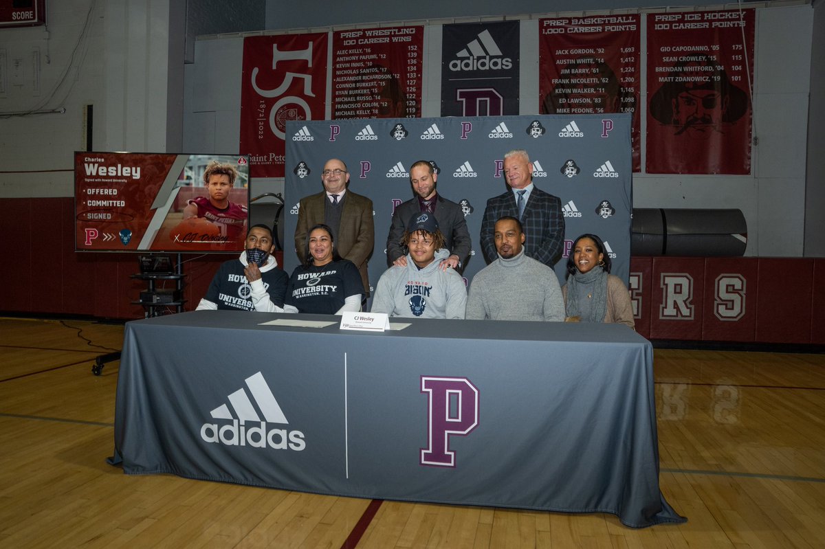 Part of the fam🦬💙 #signed <a href="/HUBISONFOOTBALL/">HOWARD FOOTBALL</a> <a href="/CoachB48/">Warren Belin</a> <a href="/CoachLScott70/">Larry Scott</a> <a href="/Larry_J_Scott/">Larry Scott III</a> <a href="/vh3omega/">Vernon Hargreaves</a> <a href="/Coach_Douglas_/">Troy Douglas</a>