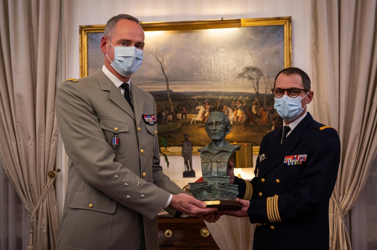 CEMAT_FR's tweet photo. Qu’est-ce qu’un soldat ? Le médecin-chef Nicolas ZELLER répond avec humanité à cette question dans «Corps et âme», ouvrage récompensé du prix littéraire de l’@armeedeterre Erwan BERGOT. #CohésionDéfense #PEB2021 @santearmees https://t.co/MQfRdH25kE
