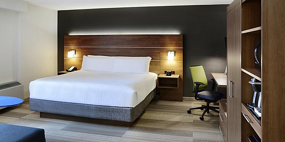 HolidayInnExpTo's tweet photo. Our location in the centre of Toronto's Old Town neighbourhood is perfect for a holiday staycation or for out-of-town guests. Plus, enjoy a free, hot breakfast daily! #holidayinnexprestorontodowntown #holidayinnexpressdowntowntoronto #oldtowntoronto https://t.co/d4Yvphqqqj
