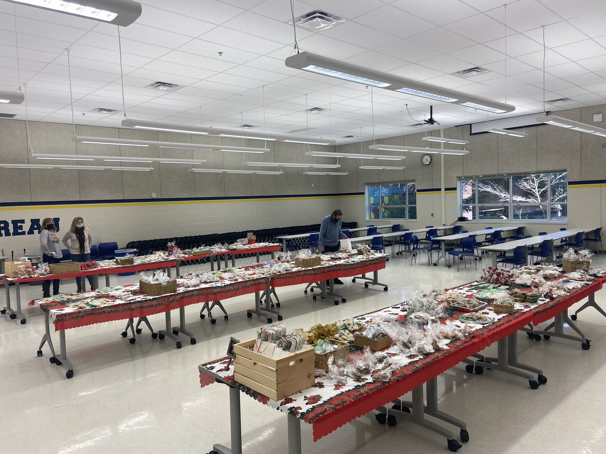 JShinAP's tweet photo. Thank you @ThoreauMS PTA for this amazing Cookie Bar!!  The generosity of our families and community are so appreciated by our staff. #HappyHolidays https://t.co/6gV44LBdJT