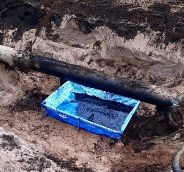 myriambregman's tweet photo. ¿Parece una Pelopincho en un feo jardín? No señor, no señorita... ¡No se confundan! Es una contundente medida de seguridad que se dispuso para contener el derrame de petróleo en Río Negro.
#EsJoda
#nohayplanetaB https://t.co/ZvawDmhxI9
