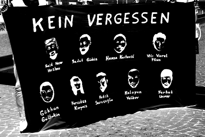 Die Gesichter u. Namen der ermordeten Opfer des rassistischen Anschlags in Hanau am 19. Februar 2020 auf einem Transpi unter der Überschrift Kein Vergessen!