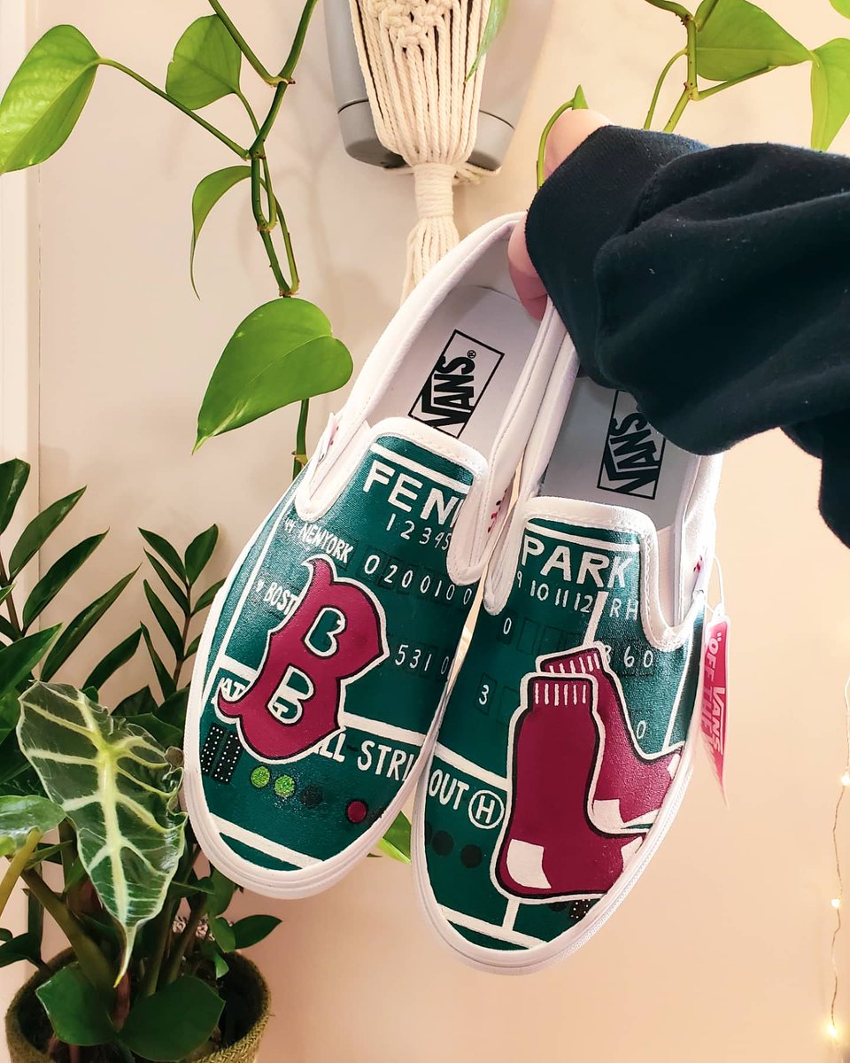 horrorlortattoo's tweet photo. let me handpaint some custom vans for you 🥺 dm me on Instagram @horrorlor for inquires 🖤 https://t.co/bvcBQ2nKuZ