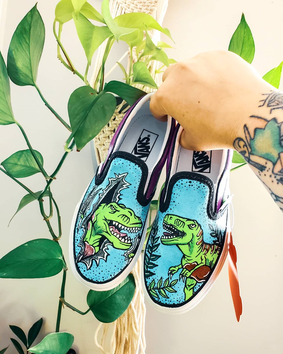 horrorlortattoo's tweet photo. let me handpaint some custom vans for you 🥺 dm me on Instagram @horrorlor for inquires 🖤 https://t.co/bvcBQ2nKuZ