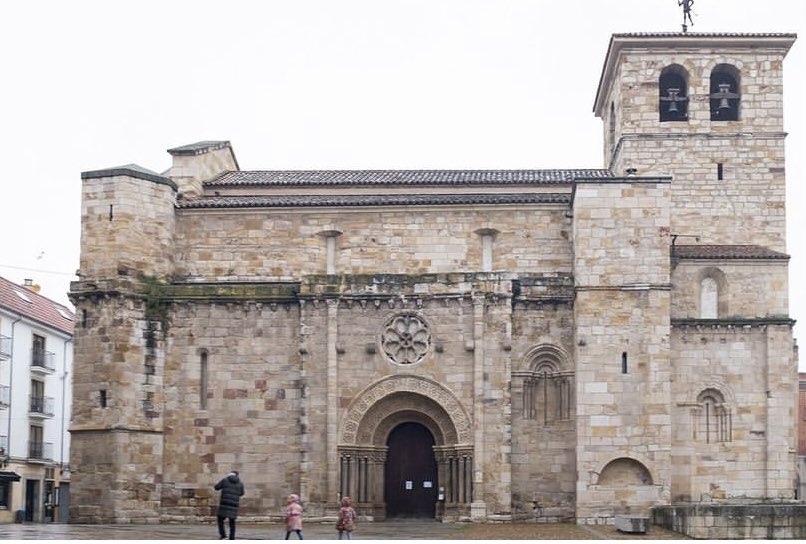 En la Plaza Mayor de Zamora nos espera Iglesia de San Juan de Puerta Nueva. El estilo romántico se extiende por toda la edificación, sobresaliendo las semicolumnas que hacen un guiño a la cripta baja del Pórtico de la Gloria en #ElCaminodelaPlata ✨

#UnCaminoparaDetenerse
