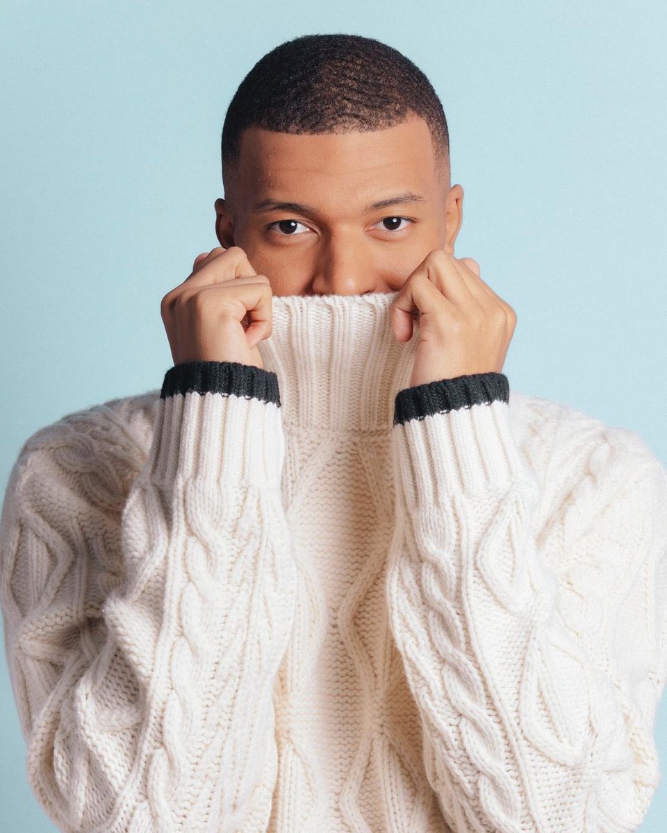 MookieBarbu's tweet photo. Kylian Mbappé nous passe un message avec la même photo que Zinédine Zidane a fait pour Dior !? 

#ZidaneAuPSG 🤷‍♂️ https://t.co/1q30E0lmGc