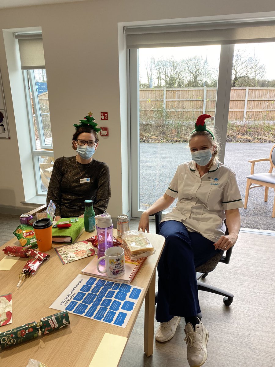 HannahHalliwel1's tweet photo. Festive rehab team meeting and lunch🎄 an opportunity to reflect on all we’ve achieved in 2021 and set our service objectives for next year. Great team work 🌟 @RachelStottOT @LouiseSalthouse @ChloePhasey @JennieDrinkwat1 @Ashlie71982171 @GallerySinead https://t.co/KzDA2E47z9