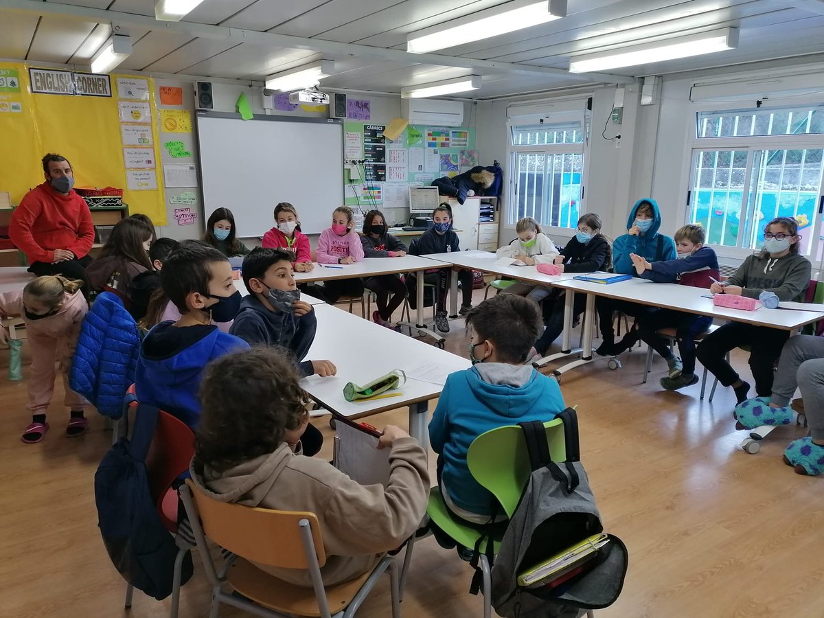 EscolaOrrius's tweet photo. El grup de cicle superior ha tingut el gust de rebre la Triu, que els ha vingut a donar un cop de mà en el projecte, relacionat amb conèixer el poble, Òrrius #apadrinenelpatrimoni #projectes @SSTTMVO @CRP_baixmaresme @xarxaCb https://t.co/VEHIXkqBgI