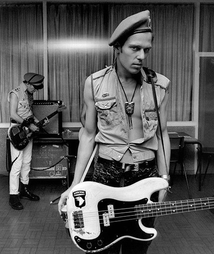 RadioMundoRock's tweet photo. Paul Simonon (Brixton, Londres, 15 de diciembre de 1955). #Bajista único miembro de #TheClash que tocó desde su formación en 1976 hasta su disolución en 1986. Responsable de la elección del nombre de "The Clash" y de la estėtica de la banda. https://t.co/RIgecRgGdi