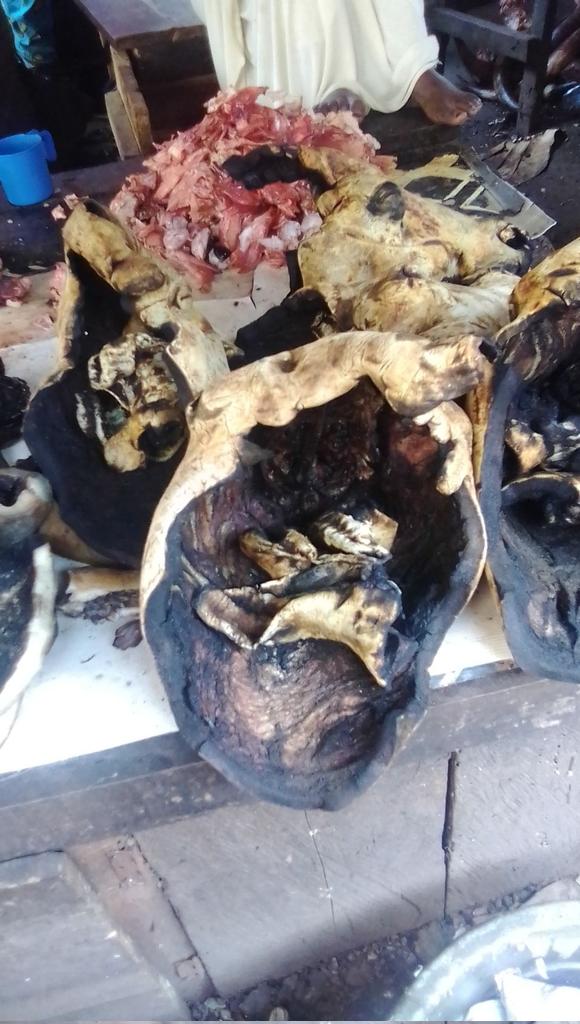 AfanaAlix's tweet photo. Augmentation des prix  des têtes de bœufs au secteur de tête au marché d 'Elig- dzoa , Yaoundé.Ce 15 décembre 2021 ,les têtes de bœuf  déjà nettoyées et fumées  qui se vendaient entre  4500 et 7000 FCFA ,est déjà vendues  entre  6500 FCFA , 8000Fcfa une tête .@Baba_WAME https://t.co/dvjpVILJTJ