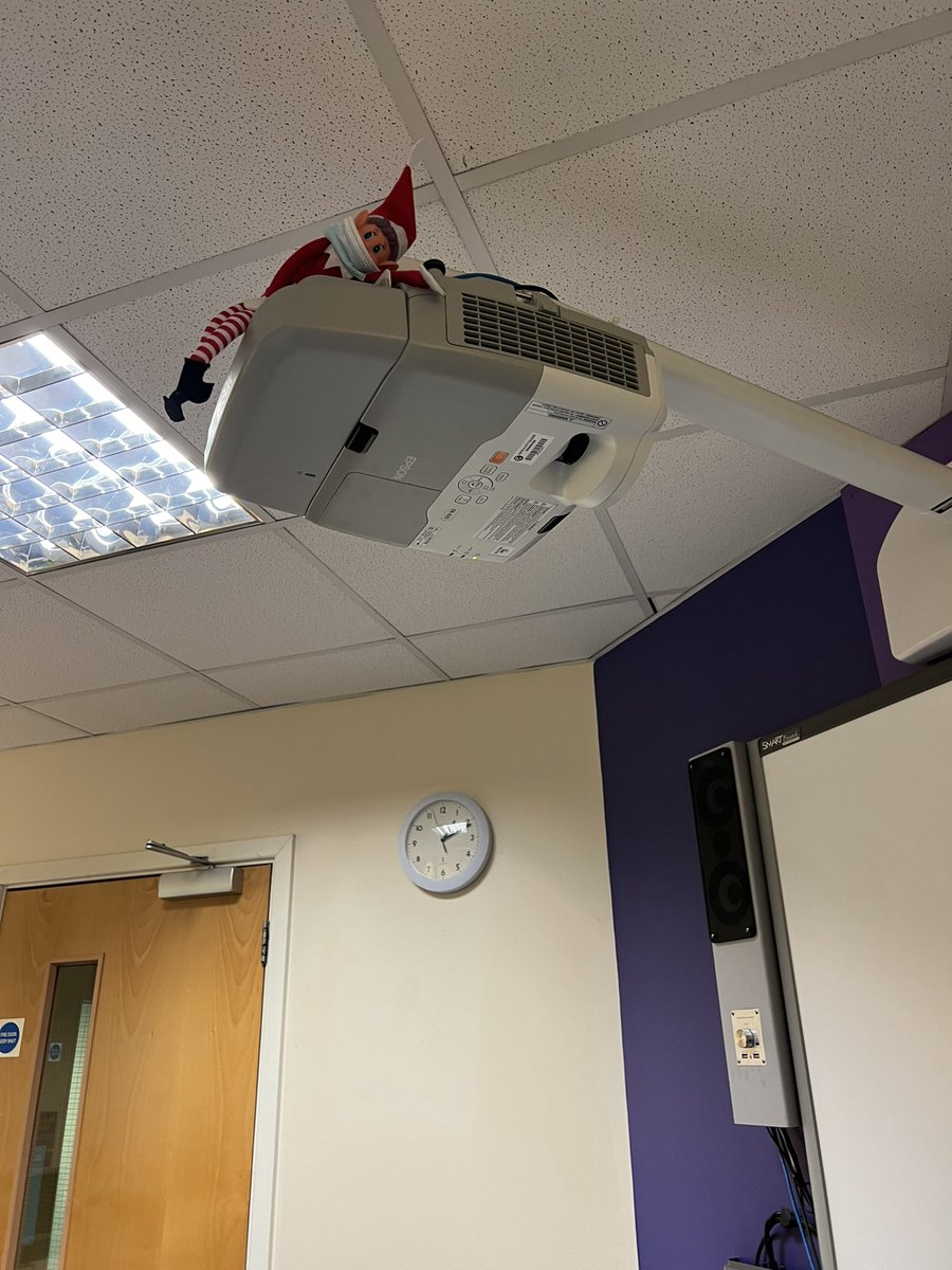 TeamEYHC_SCCB's tweet photo. Elf needs a chat about health and safety 🎄 @southandcitycol https://t.co/CrwCvq7Gzq