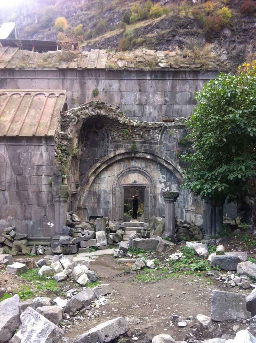 TeeCarola's tweet photo. @Blaue_Ampel Armenian church damaged in an earth #quake #challenge #photochallenge #blaueampel #bluechristmas https://t.co/pTM9G3QFxN