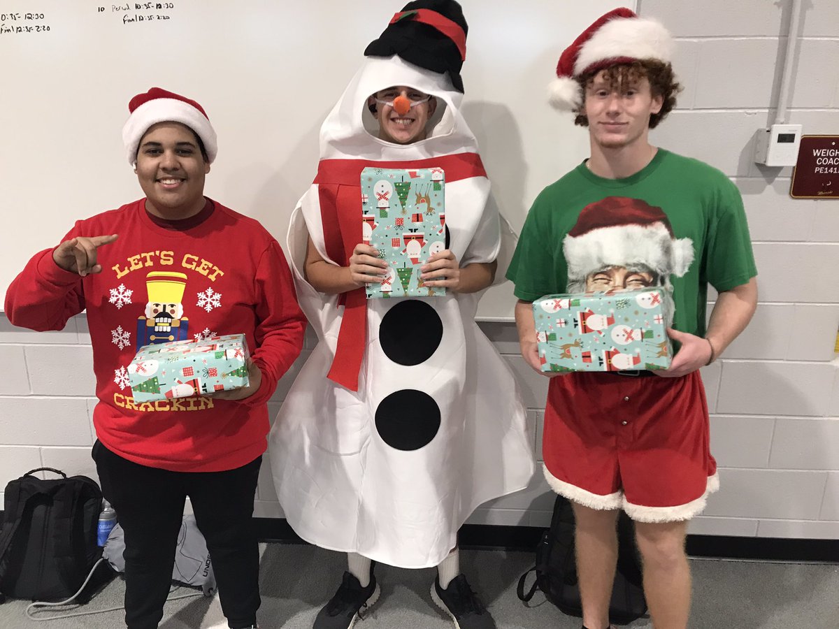 McCMavsFootball's tweet photo. Finished up the semester with our Santa Lift! 🎅🤘#MavPower https://t.co/qXuCQcMhj1