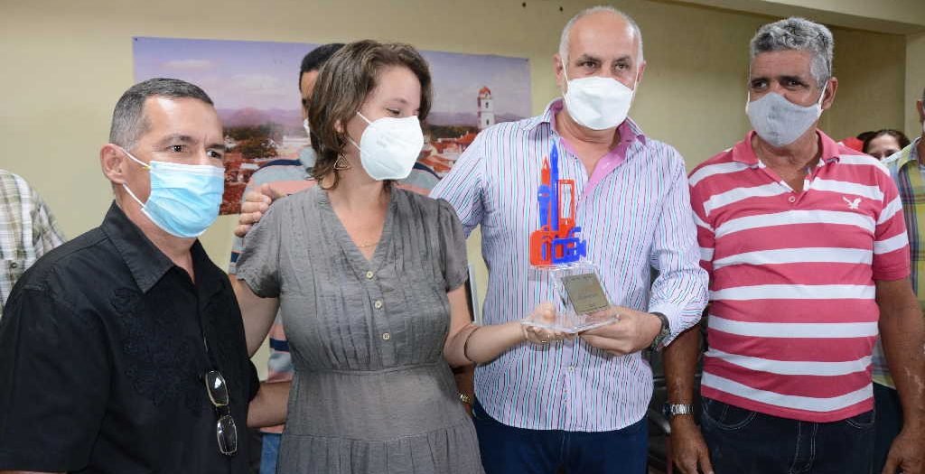Escambray (@escambraycu) on Twitter photo Premio al alma de <a href="/escambraycu/">Escambray</a> Así lo definió Ricardo Ronquillo Bello, presidente de la Unión de Periodistas de #Cuba , durante la entrega al colectivo del Premio de innovación del II Festival Nacional Virtual de la Prensa  bit.ly/31Yg7bi Premio al alma de <a href="/escambraycu/">Escambray</a> Así lo definió Ricardo Ronquillo Bello, presidente de la Unión de Periodistas de #Cuba , durante la entrega al colectivo del Premio de innovación del II Festival Nacional Virtual de la Prensa  bit.ly/31Yg7bi
