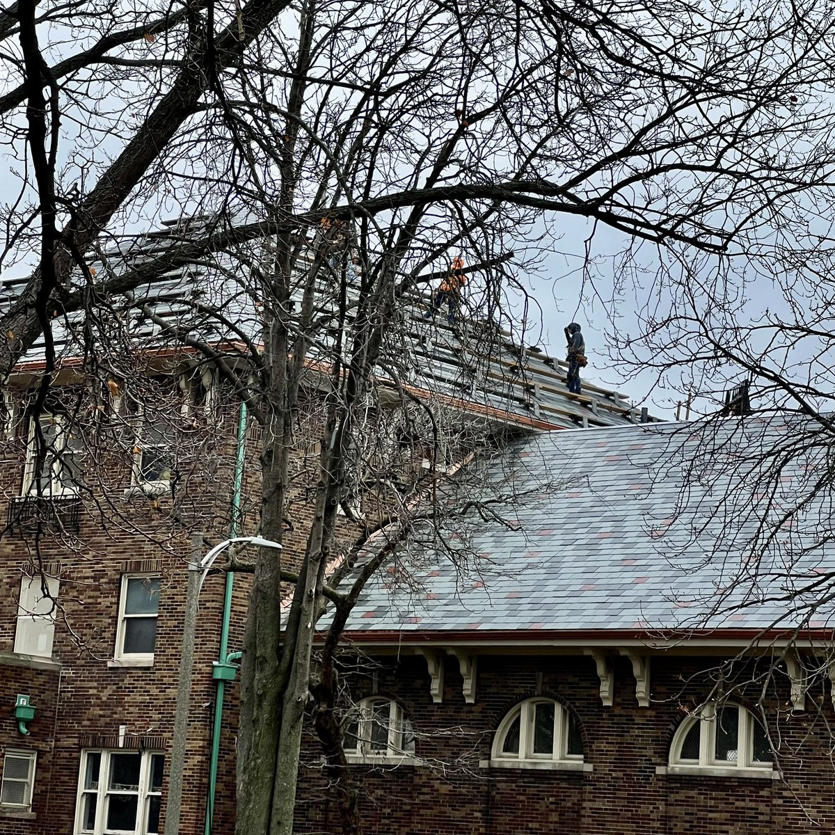 justinpheath's tweet photo. Very windy in Chicago today. Guys on the roof of River Park reminded me of a 1993 Stallone classic https://t.co/w0XU7JhuFY