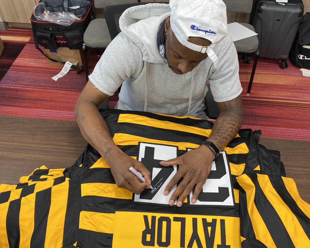 #TSE21DaysOfGiveaways

Day #16

We're going to give an Ike Taylor autographed jersey to someone who retweets this tweet AND follows us!

We'll pick a winner tomorrow!
