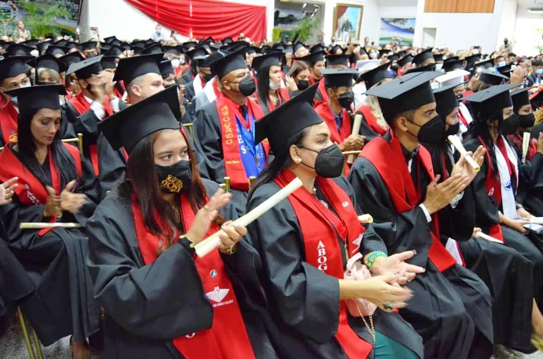 165 graduandos se titulan como abogados y abogadas de la República.

Por eso estoy feliz de acompañarlos en este momento tan especial para la VII Promoción de la UNERG, gracias por prepararse y creer en Venezuela.

¡Y gracias por elegirme su padrino!

#EnCuerpoYAlmaPorGuárico