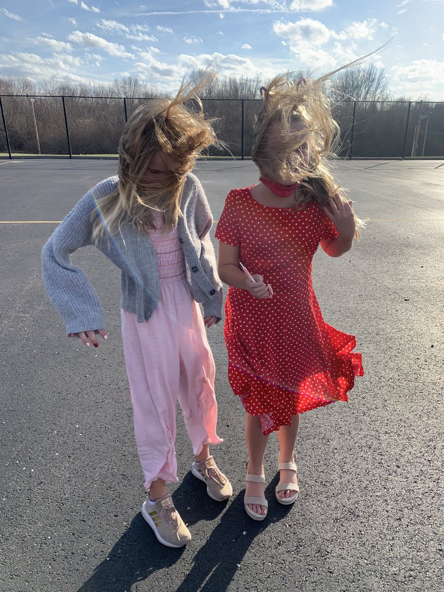 MrsReidBEU's tweet photo. Even though we may blow away….we are LOVING this gorgeous weather in December!!! ☀️🎅🏼☀️ @BeulahRalphElem https://t.co/L6J2WC5p8s