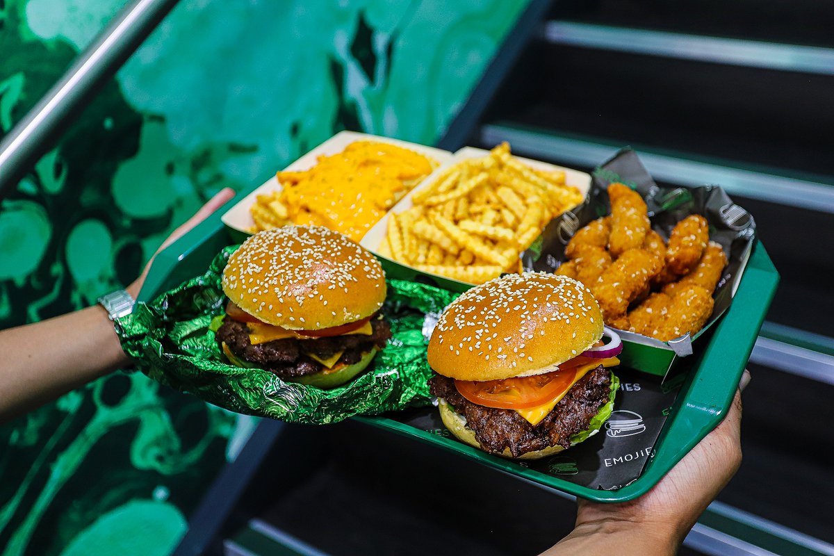WOW 🤤

Tag a friend you would eat this with 👇
.
.
.
You can now order Emojies via Just Eat &amp; Uber Eats to get our delicious food delivered straight to your door! 

emojies.co.uk

#EmojiesBurgers #Dewsburyburgers #Dewsburyrestaurant #KingofShakes