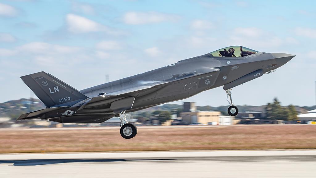CoronetEast's tweet image. The first four 495FS F-35s arrived at RAF Lakenheath AFB #EGUL from Forth Worth #KNFW as #RETRO31 flight, today December 15th 2021. Supporting #ALTRV Coronet East 020 were #BLUE81 (59-1495) KNFW-KLNK and #BLUE82 (84-0189) KBGR-EGUN. Clearance with Boston:
tinyurl.com/42hph5ju