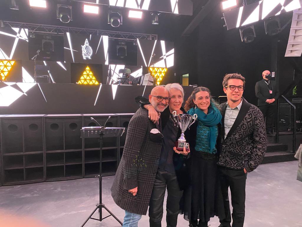Giovio151's tweet image. Premio Ubu 2021 Eccoci a fine serata, contenti! Si chiude così un anno incredibile con questo premio. Carmelo Rifici, Paola Tripoli, Lorenzo Conti Francesca Sangalli con Angela Dematté, Riccardo Favaro da remoto.
