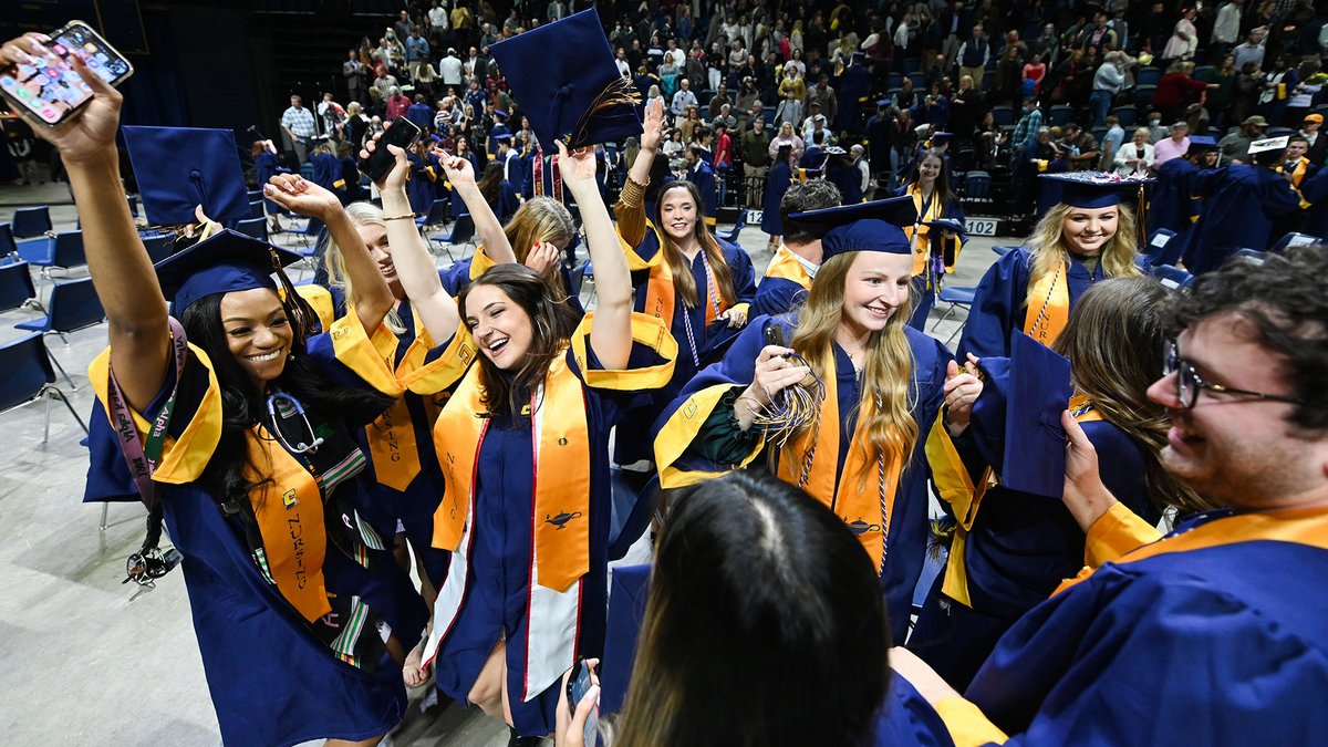 chattanoogaalum's tweet photo. Congratulations, Class of 2021! 🎉🎓

Being a Chattanooga Moc does not stop at graduation. This is where your journey takes flight.

Welcome to the #chattanoogaalum family! You're now part of a network of over 68,000 alumni, and we're here to help you. #UTCGrad21 https://t.co/vNE3fJxuSi