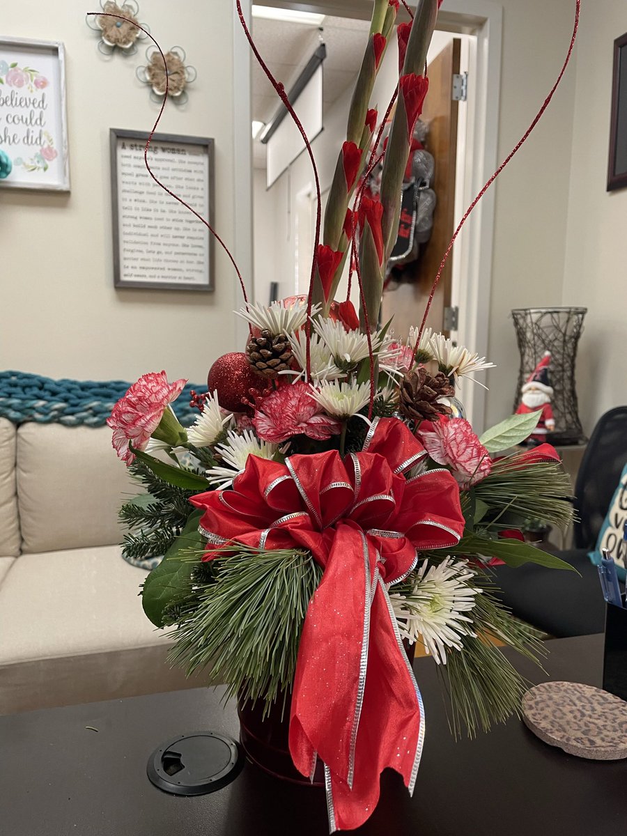 Stacy_gjohnson's tweet photo. Our high school floral class does an amazing job! Beautiful!! #150yearsofexceedingexcellence @BanqueteISD @BanqueteHigh https://t.co/CXud2vzr7x
