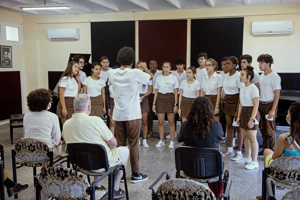 UKinCuba's tweet photo. Durante su visita a La Habana para la Semana de la Cultura Británica en Cuba 🇨🇺, la cantante 🇬🇧 Celeste visitó la Escuela Nacional de Música, donde intercambió con estudiantes y profesores de la institución.
#BritishWeekCuba
📸: @pgsm88 https://t.co/XWsZ6CqoHm