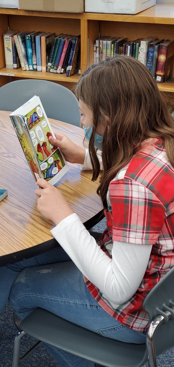 RUSD_MS_Library's tweet photo. Taking a break at lunch time @MonarchsMoore with reading and drawing activities! https://t.co/AsuNtup7F0