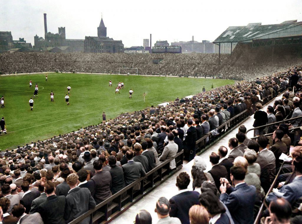 @AeroFCB @RichardZahovic @ManUtd Yes. This was the first game back in 1949 after renovation