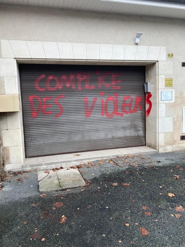 DoloresProst's tweet image. #Poitiers : Dans la nuit du 14 au 15 décembre ..voilà les inscriptions ignobles  découvertes face au lycée l’Union Chrétienne……les élèves choqués ! C’est une récidive…l’intolérance et la haine circulent dans notre ville…j’attends les condamnations !